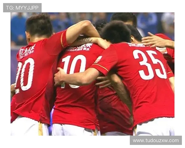 四川高校辅导员单刀面对空门滑倒意外滚进球网引发热议