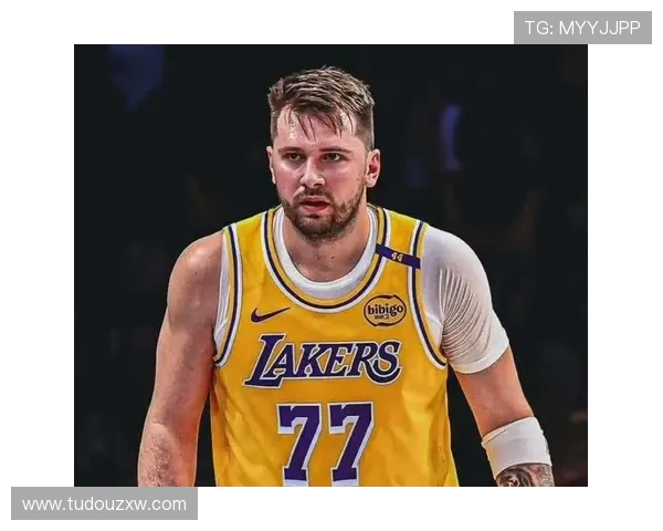 原创被东契奇收走球权，詹姆斯现在彻底不想打了，防守进攻全都走神